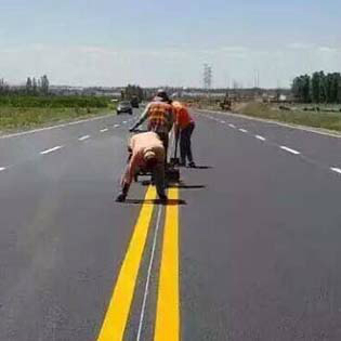 哈爾濱廠區(qū)道路劃線、學(xué)校停車場劃線施工
